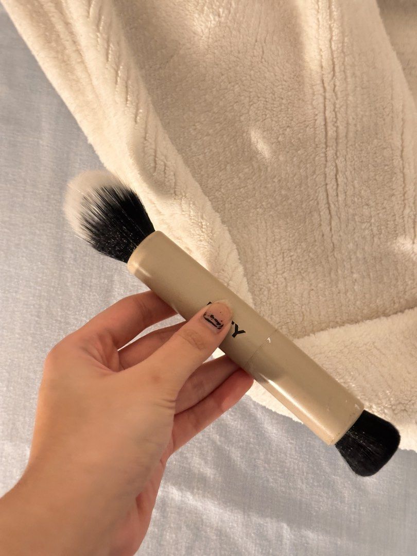 Preloved REFY Makeup Brush authentic (Category: Makeup) located in Manila. Submitted by vccustods339 (Listing ID 1457386527, Image 3). Description: Rfs: no longer need, decluttering Please refer to photos for the issues!! Some of the paint is scraping off but otherwise, the bristles are in good condition. Message me for more details! :).