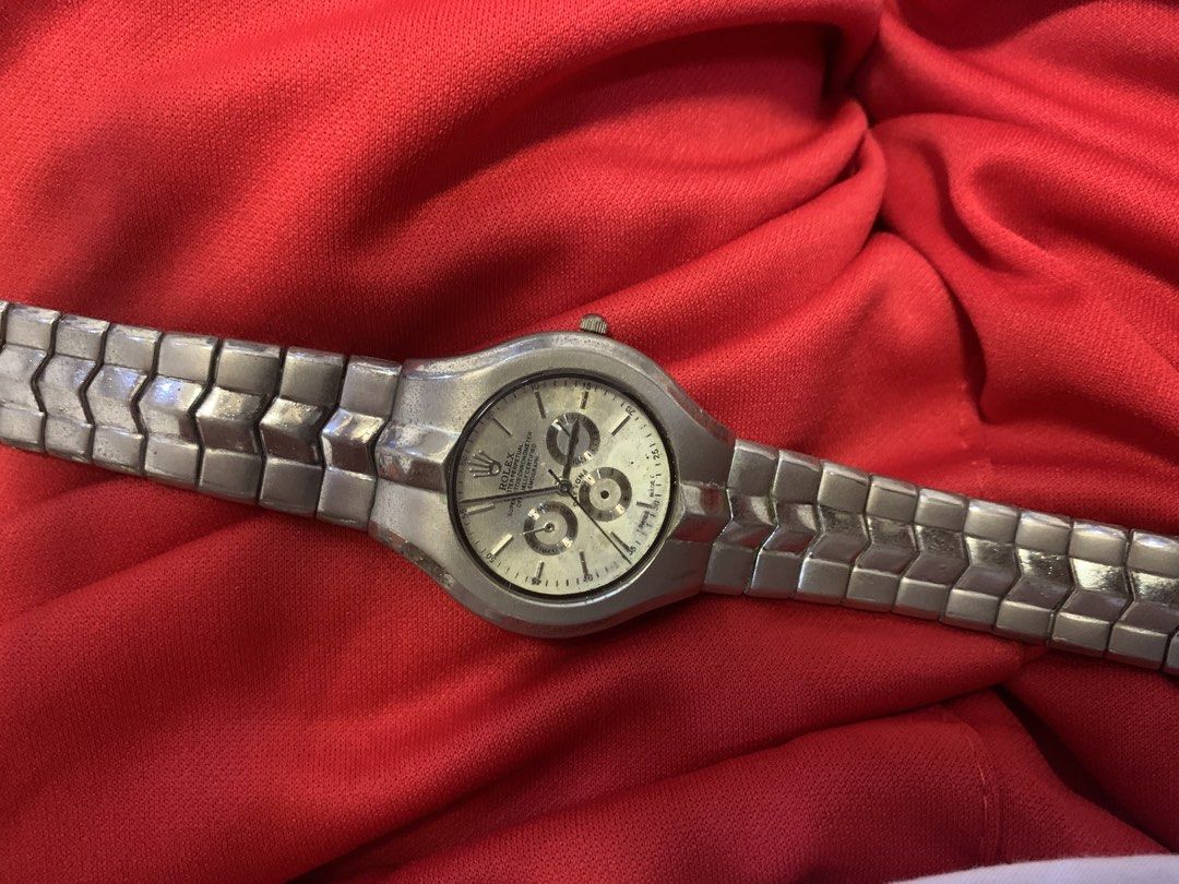 Watch (Category: Luxury Watches) located in Taguig. Submitted by wadatsumi (Listing ID 1457474297, Image 2). Description: The watch was stuck at my grandpa it’s has some issue not working and have some scratches i really don’t know what watch is it . For the price i really don’t know so you guys decide For more info just DM me .