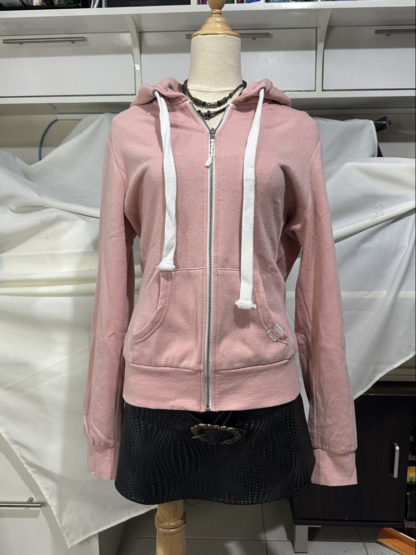 Slimfit Pink Hoodie Jacket (Category: Coats, Jackets and Outerwear) located in Caloocan City. Submitted by 444keeps (Listing ID 1457431963, Image 1). Description: 2000’s vibes! Size L on tag *slimfit sa L* .