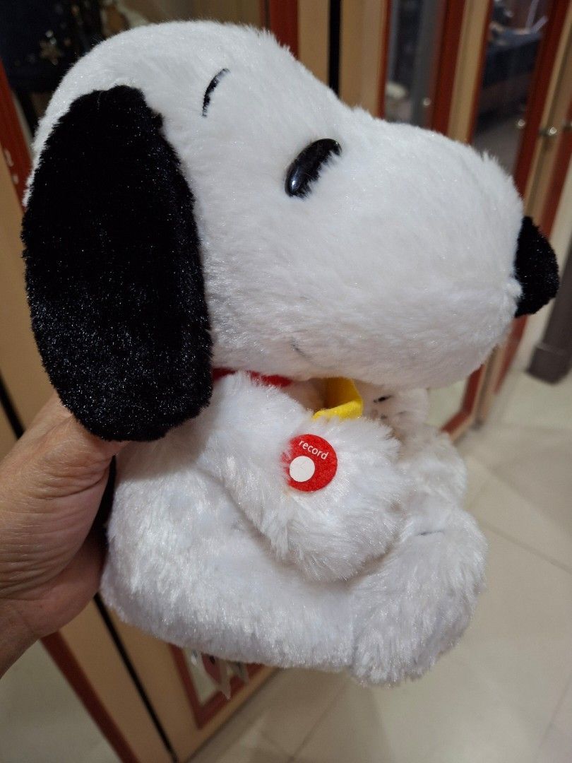 Snoopy Recorder and Stuffed Toy (Category: Plushies & Soft Toys) located in Quezon City. Submitted by pure_trinsky (Listing ID 1457407549, Image 1). Description: *What you see is what you get *3 pieces LR44 1.5V Maxell Alkaline batteries are included *HOW TO RECORD: Press RECORD while talking in front of the yellow envelope with heart...then Release. Afterwich, Press PLAY. *Kids will love and enjoy this!.