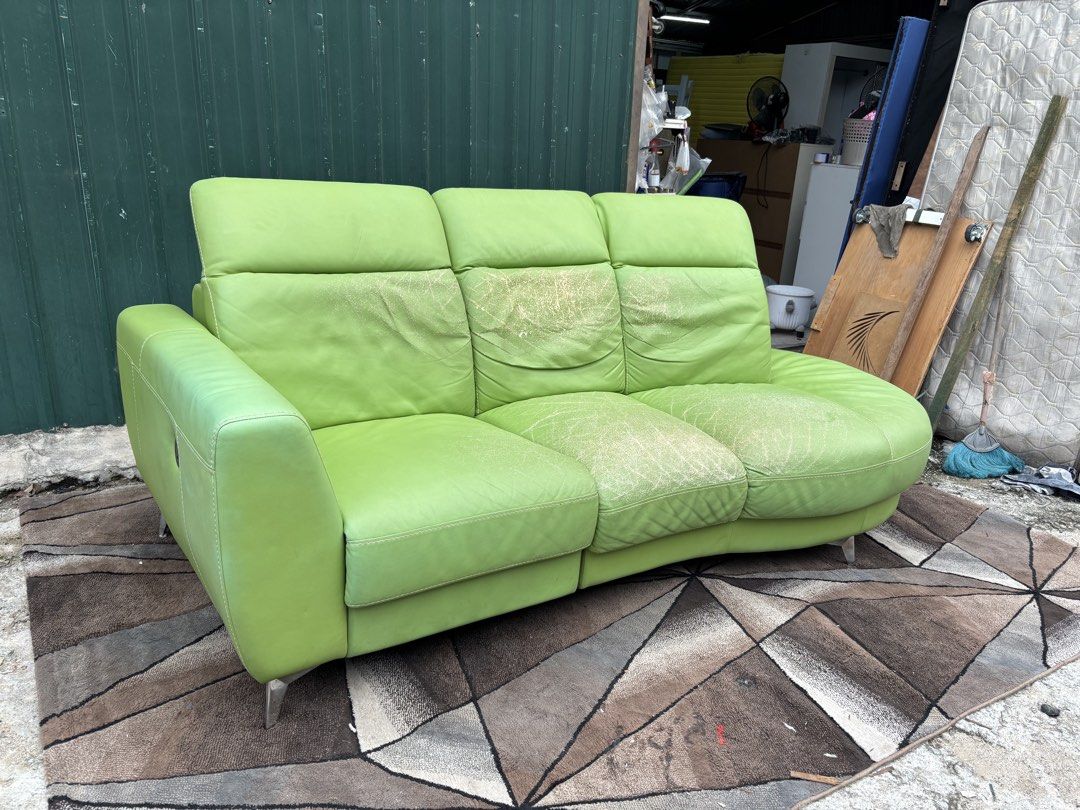 Sofa (Category: Sofas) located in Puchong. Submitted by u.f.m.2628 (Listing ID 1457458809, Image 3). Description: - Beige canvas tote bag - Durable and sturdy material - Spacious main compartment - Includes an inner pocket for organization - Versatile for daily use.