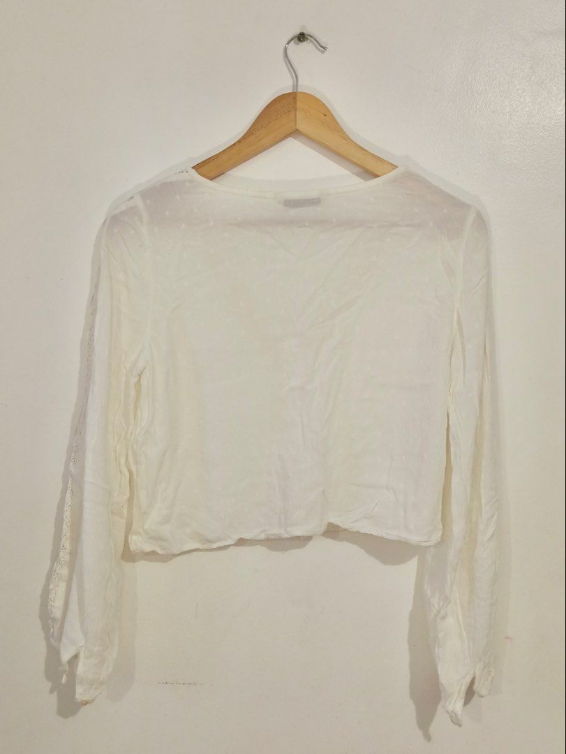 Stradivarius semi cropped white boho long sleeve top (Category: Longsleeves) located in Pasig City. Submitted by maychamatcha (Listing ID 1457464315, Image 3). Description: Slightly sheer with nice little crochet/embroidered lace details!.