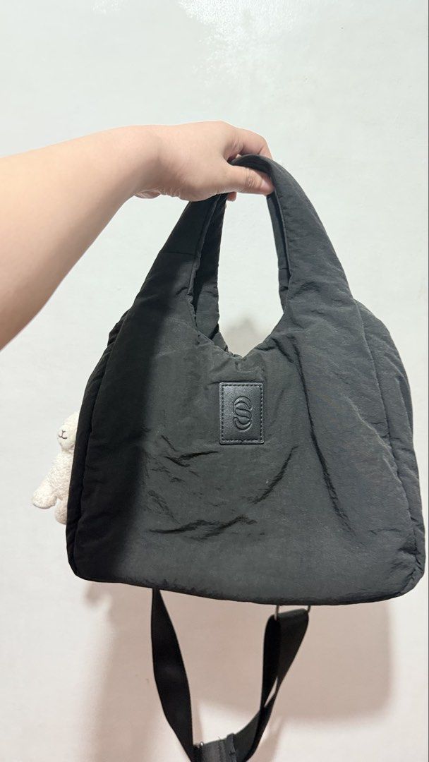 Straightforward Vesper Sling Bag (Category: Tote Bags) located in Batangas. Submitted by kimbruleeeee (Listing ID 1457372776, Image 2). Description: - Black Straightforward Vesper Sling Bag - bought for P 1,800 in Glorietta -Made with durable, lightweight, and water-resistant DryTech fabric - Features a main compartment and inner pockets - Includes a detachable strap.