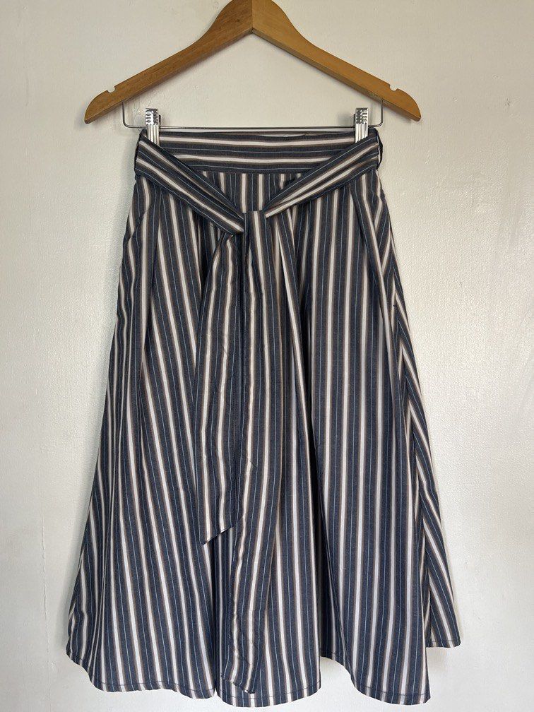 ‼️Sale‼️Stripes skirt with side pockets (Category: Skirts) located in Las Pinas. Submitted by gaeley (Listing ID 1457347850, Image 1). Description: super pretty free size w: 24-28" l: 28".