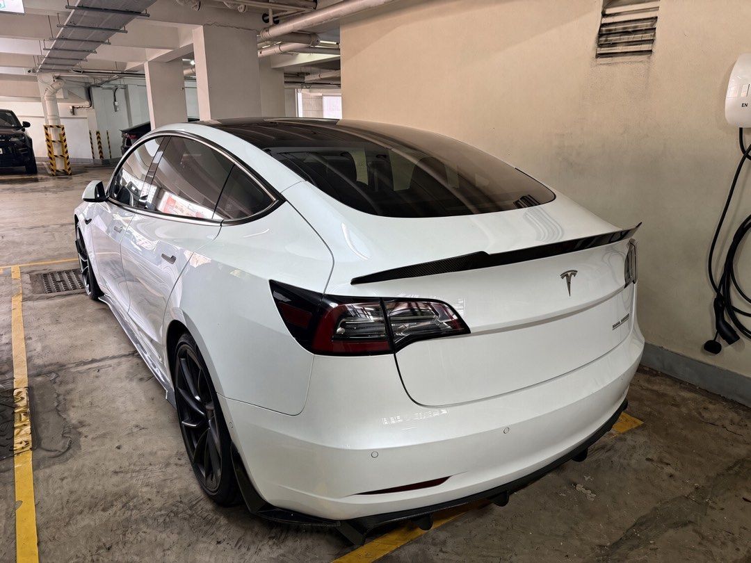 Tesla Model 3 Performance Auto （分類：車輛放售）位於 Hong Kong。 由 angus2011 提交（商品編號 1457452827，圖片 2）。簡介： 2021 Tesla Model 3 Performance 白色 61,189 km 2字牌簿 牌費至 2027年7月14日（約11個月） 改裝／配置： • 全套 Revozport 碳纖維包圍（碳纖頭冚 + 前泵 + 側包圍 + 尾翼） • KW V3 Leveling 避震 + Eibach 彈簧 • Endless 煞車皮 + 鋼喉 • 2026年 Model 3 Performance 原廠輪圈 + 全新車胎 其他： • 電池狀況無憂（官方顯示正常） • 狀態良好，長期室內泊車 • 現裝輪圈跟車，原廠舊輪圈不跟 私人放售，可小議。。