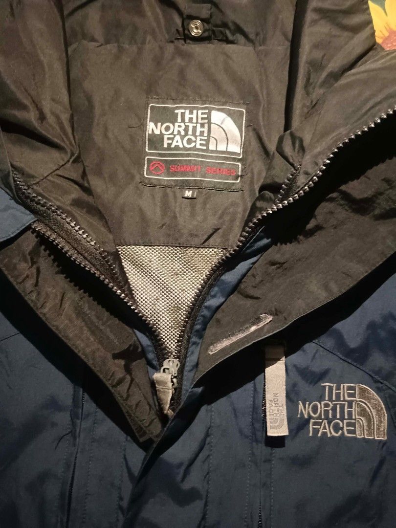 THE NORTH FACE SHELL JACKET (Category: Coats, Jackets and Outerwear) located in Aloran. Submitted by axis_core (Listing ID 1457474818, Image 3). Description: .