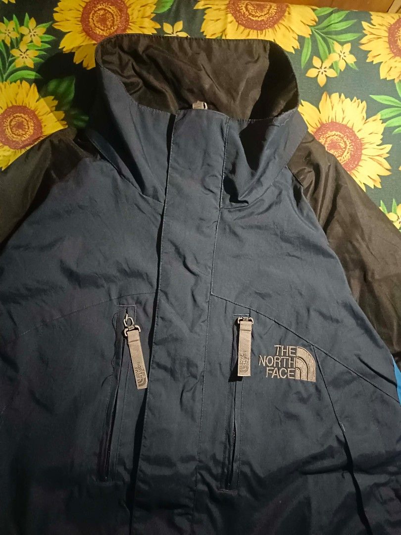 THE NORTH FACE SHELL JACKET (Category: Coats, Jackets and Outerwear) located in Aloran. Submitted by axis_core (Listing ID 1457474818, Image 2). Description: .