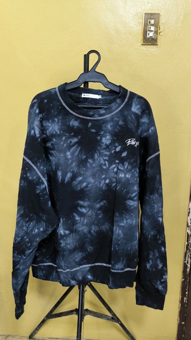 Tie-dye Smiley Face Barbed Wire Graphic Sweatshirt (Category: Longsleeves) located in Antipolo. Submitted by thrift.trippin (Listing ID 1457418532, Image 1). Description: - Black and grey tie-dye sweatshirt - Graphic on back with smiley face and text - White contrast stitching throughout - Crew neck, long sleeves - Estimated size Medium/Large (please check measurements) - Ideal for casual wear.