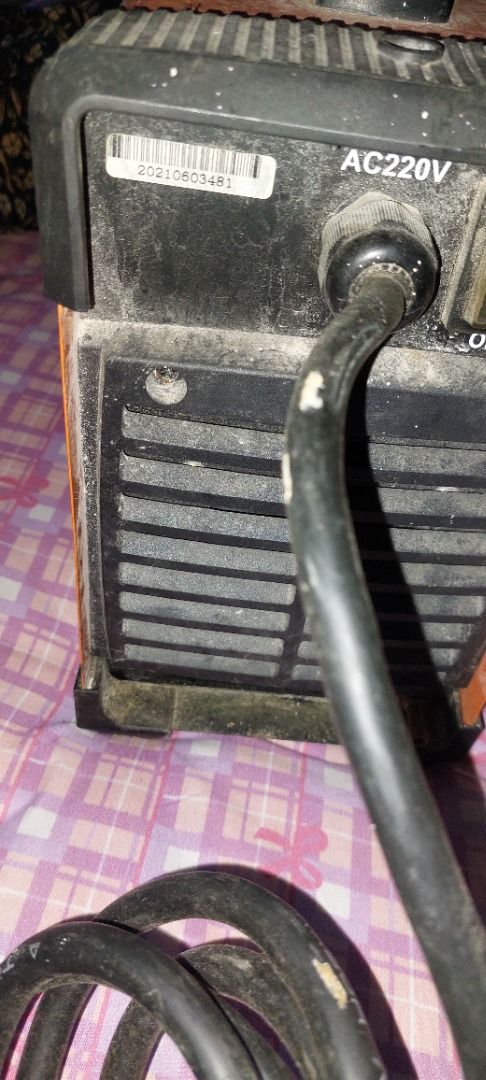 TIG-200 Inverter Welding Machine Bundle (220V, 200A) (Category: Construction Tools & Equipment) located in Makati City. Submitted by apol2727 (Listing ID 1457469383, Image 2). Description: Dual-function po ito—pwede pang TIG welding at pwede rin sa ordinaryong MMA/Stick welding. Gagamitin niyo na lang, complete set na ang kasama!Napaka-portable (7.6 KG lang) kaya madaling bitbitin sa mga side jobs o home projects. Napakalakas din up to 200 Amps S