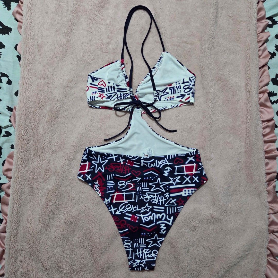 TOMMY HILFIGER ONE PIECE SWIMSUIT SMALL (Category: Bikinis & Swimsuits) located in Santiago. Submitted by fromboxes (Listing ID 1457357750, Image 2). Description: like new!.