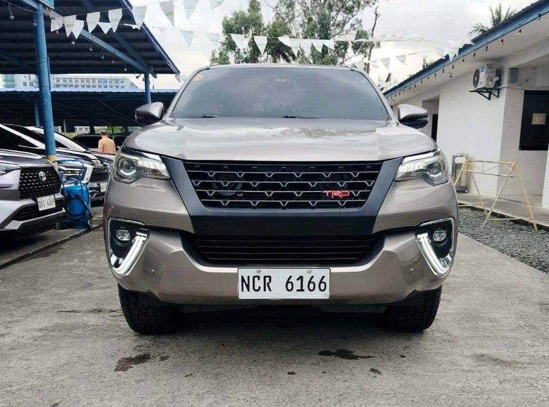 Toyota Fortuner V Auto (Category: Used Cars) located in Quezon City. Submitted by jayjet.jayjet (Listing ID 1457513304, Image 1). Description: 2018 TOYOTA FORTUNER V Automatic Transmission 50tkm Diesel Engine Genuine Leather Power Tailgate Registered No Issues No Accidents Mechanic Inspected Complete Tools, Jack and Spare Tire Price P998k Slightly negotiable upon viewing Financing/Trade-in Accepted Sample Financing Computations Down P300k+ all in