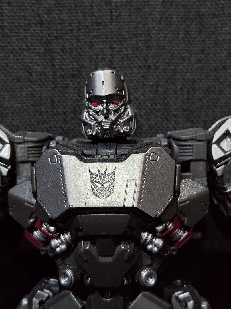 Transformers Bumblebee Studio Series Megatron (Category: Figurines & Statues) located in Manila. Submitted by pugzcav07 (Listing ID 1457444497, Image 1). Description: - may isang scratch sa chest area.