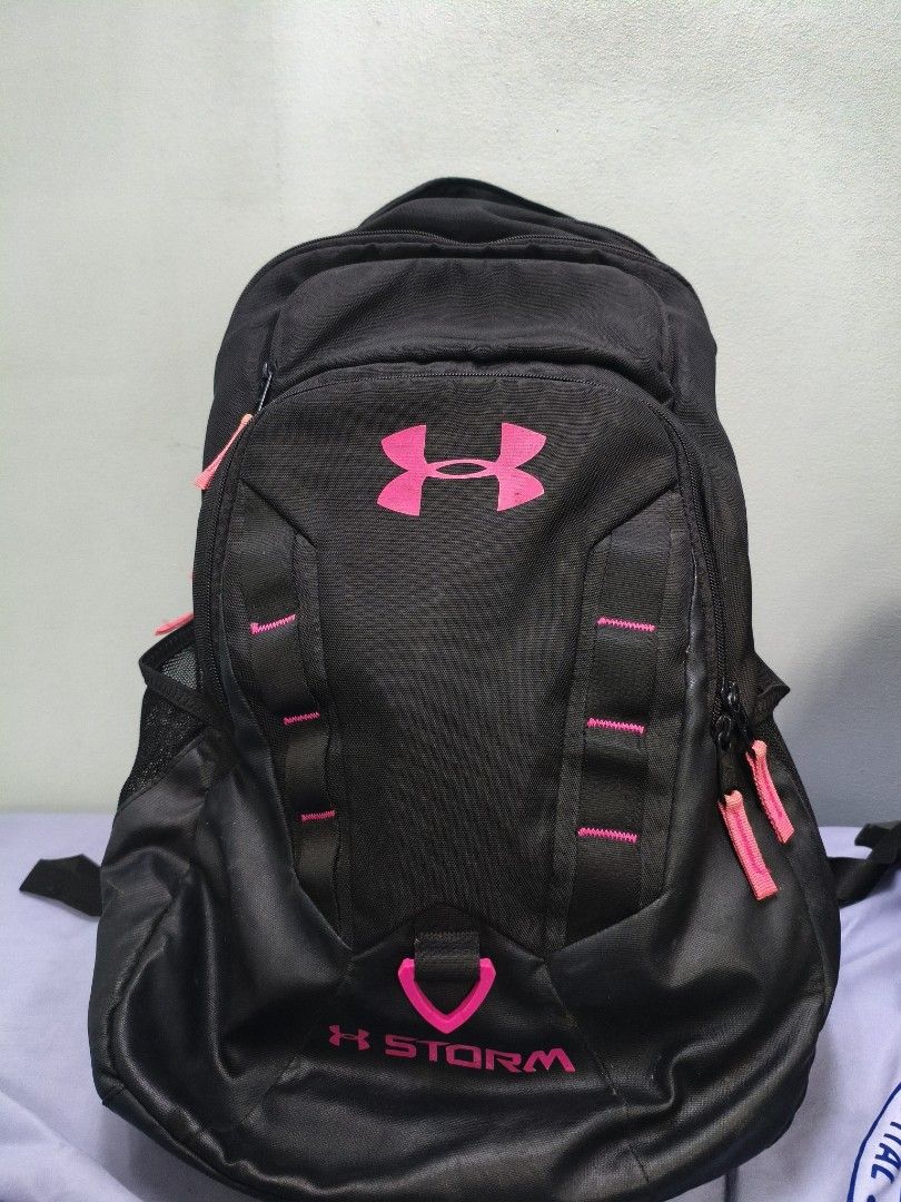 Under Armour Storm Back Pack (Category: Backpacks) located in Quezon City. Submitted by cleverbird_eb3f08 (Listing ID 1457443904, Image 1). Description: 🖤 Under Armour Storm Backpack – Black/Pink 💗 ✨ Stylish and sporty Under Armour backpack 🎒 Spacious compartments for school, work, gym, or everyday use 💪 Durable design with padded shoulder straps 💗 Eye-catching pink accents and Under Armour logo 👌 Pre-owned and in good condition — see photo