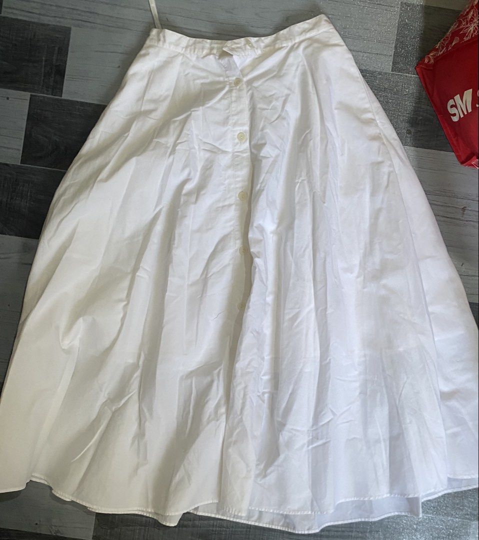 Uniqlo button long skirt (Category: Other Bottoms) located in Claveria. Submitted by gailseconds (Listing ID 1457364726, Image 3). Description: - Brand: Uniqlo - Color: White - Size: M - Waist: 63-69cm - Hip: 88-94cm - Fabric: Cotton, Polyester, Polyurethane blend - Lining: 100% Polyester - Origin: Made in China - Ideal for: Everyday wear.