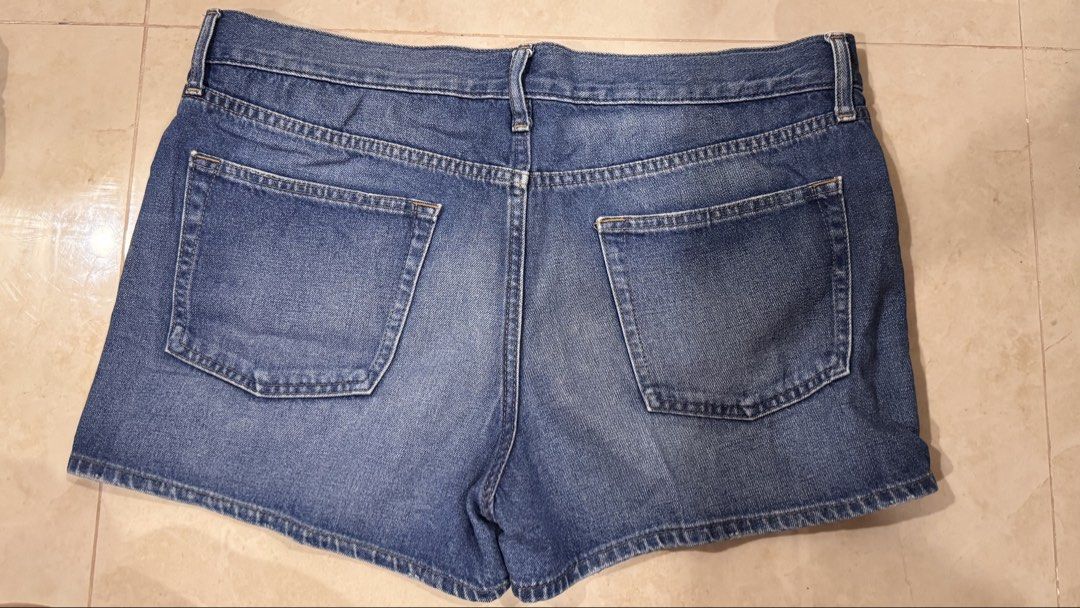 Uniqlo Denim Shorts (Category: Shorts) located in Quezon City. Submitted by decluttrqueen (Listing ID 1457446298, Image 2). Description: Uniqlo Denim Shorts Size: 36 inches waist Four working pockets.