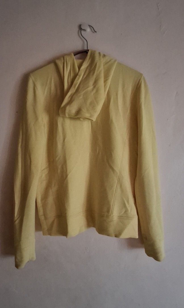 Uniqlo Dry Hooded Parka (Category: Coats, Jackets and Outerwear) located in Caloocan City. Submitted by haydee88 (Listing ID 1457353341, Image 2). Description: 🍒size on tag: Medium 🍒color: yellow 🍒Full-zip casual hoodie.