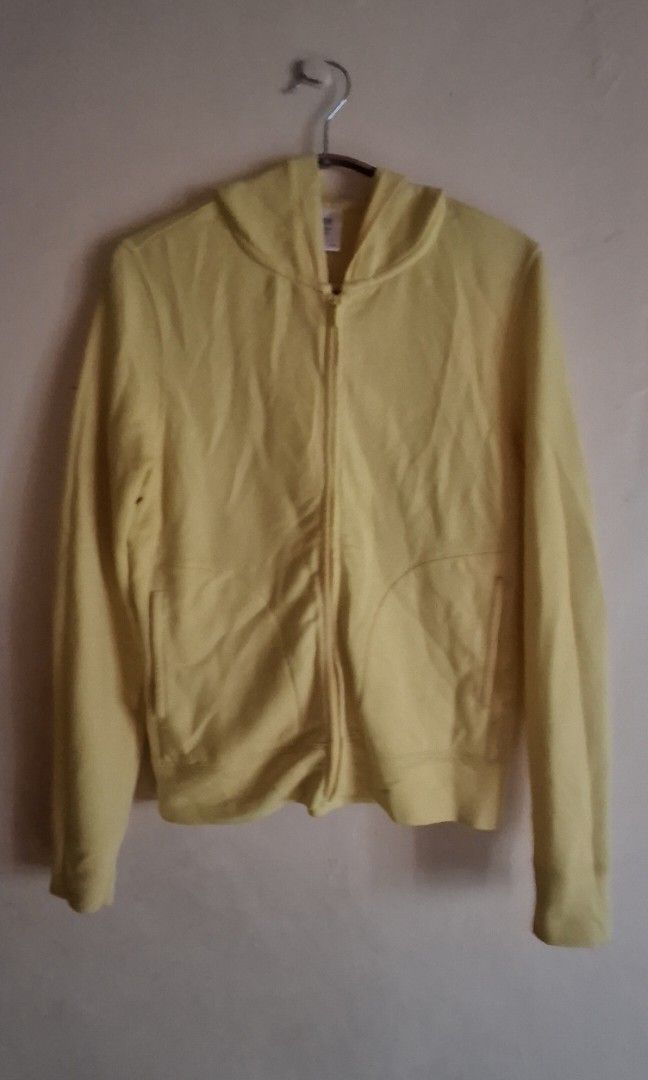 Uniqlo Dry Hooded Parka (Category: Coats, Jackets and Outerwear) located in Caloocan City. Submitted by haydee88 (Listing ID 1457353341, Image 1). Description: 🍒size on tag: Medium 🍒color: yellow 🍒Full-zip casual hoodie.