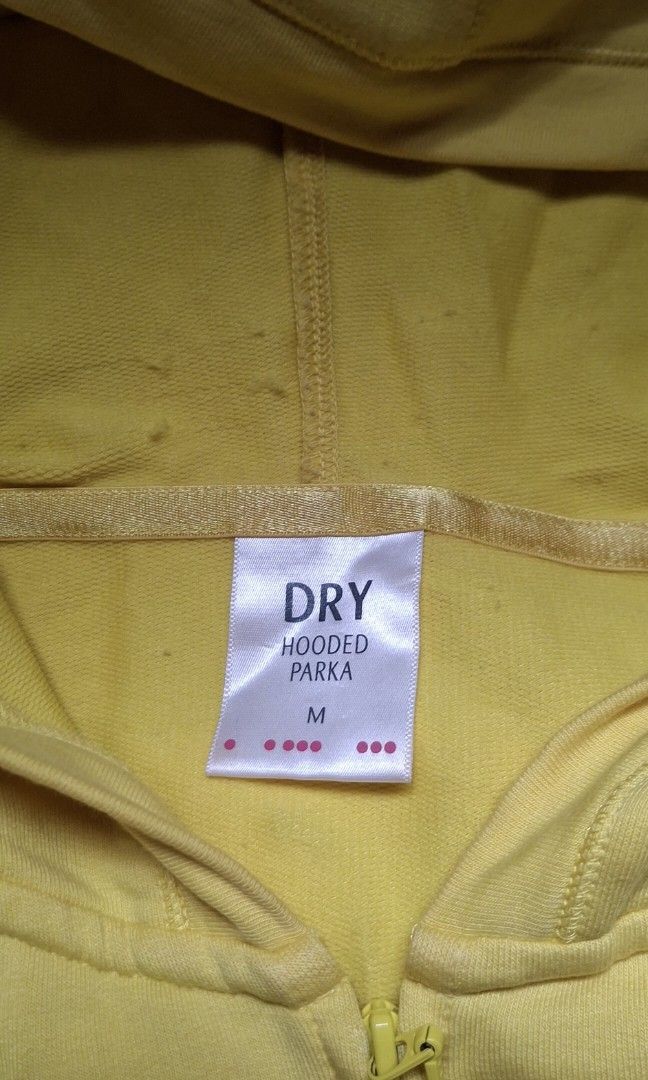 Uniqlo Dry Hooded Parka (Category: Coats, Jackets and Outerwear) located in Caloocan City. Submitted by haydee88 (Listing ID 1457353341, Image 3). Description: 🍒size on tag: Medium 🍒color: yellow 🍒Full-zip casual hoodie.