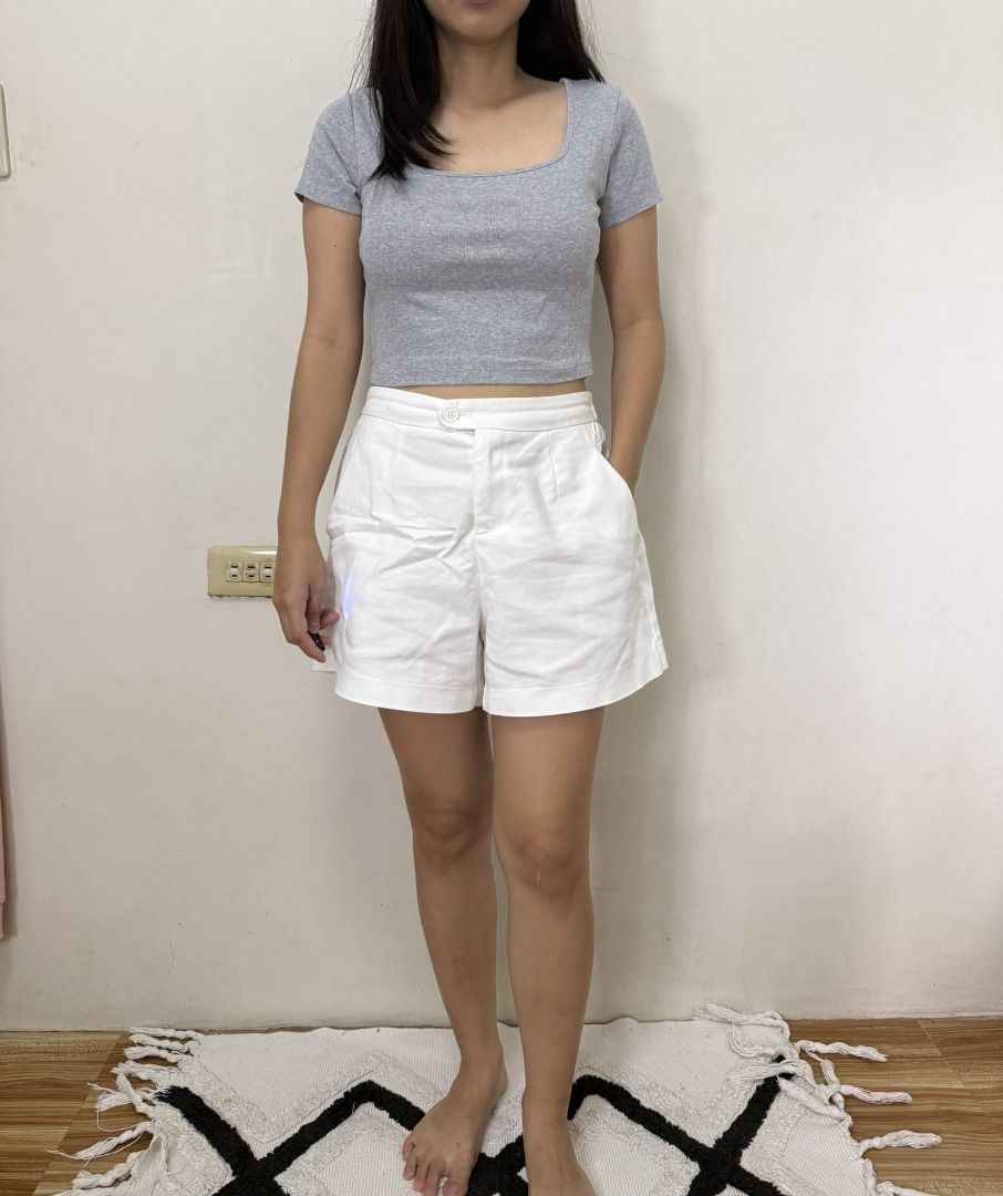 Uniqlo Grey Square Neck Crop Top (Category: Others Tops) located in Plaridel. Submitted by thrifted.goodies_ (Listing ID 1449568219, Image 3). Description: - Basic grey crop top - Square neckline - Short sleeves - Best fits small to medium girlies.