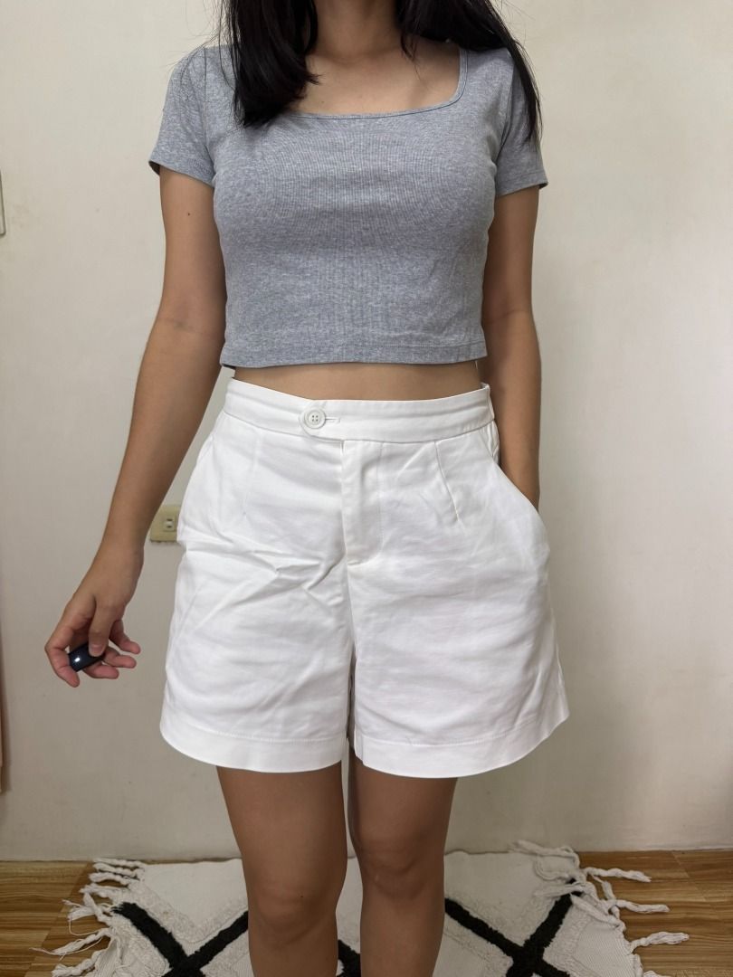Uniqlo Grey Square Neck Crop Top (Category: Others Tops) located in Plaridel. Submitted by thrifted.goodies_ (Listing ID 1449568219, Image 1). Description: - Basic grey crop top - Square neckline - Short sleeves - Best fits small to medium girlies.