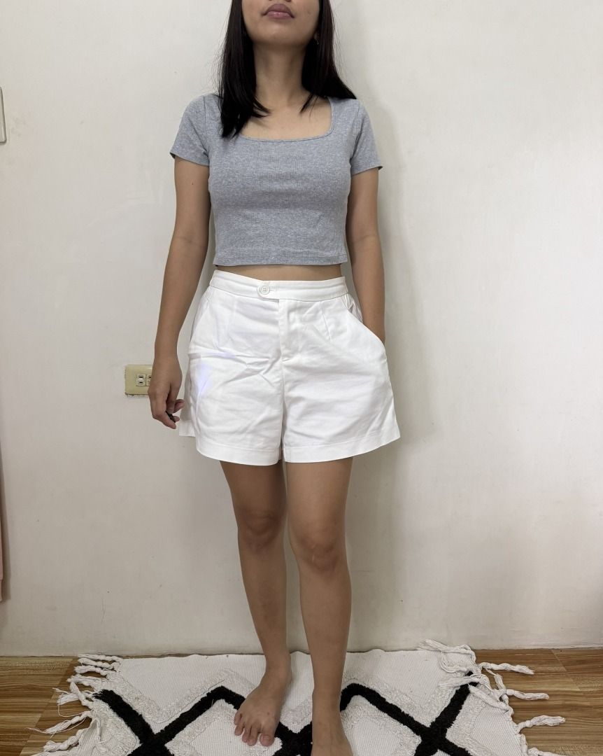 Uniqlo Grey Square Neck Crop Top (Category: Others Tops) located in Plaridel. Submitted by thrifted.goodies_ (Listing ID 1449568219, Image 2). Description: - Basic grey crop top - Square neckline - Short sleeves - Best fits small to medium girlies.