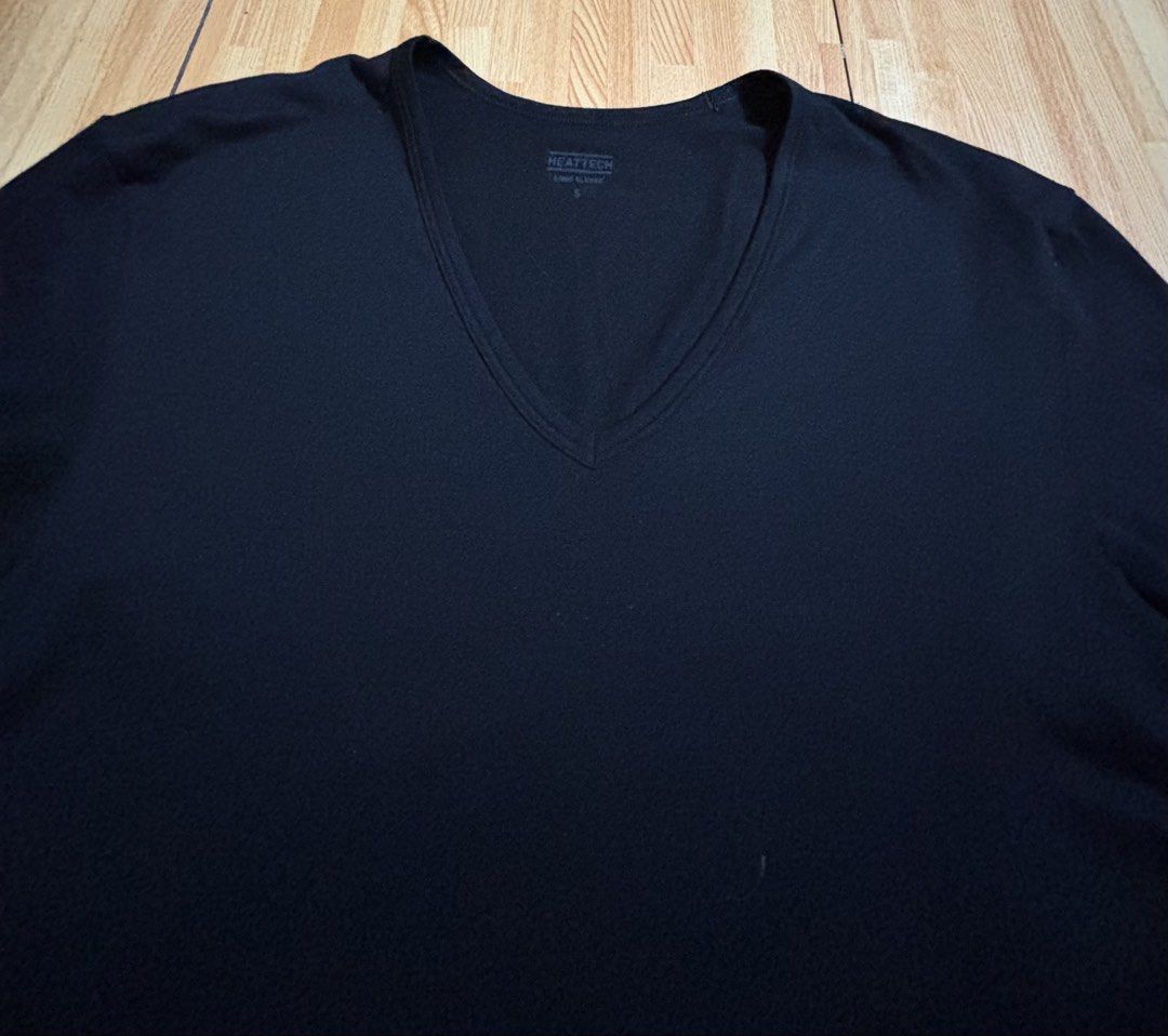 Uniqlo men's Heattech longsleeves (Category: Activewear) located in Binan City. Submitted by rdgerevilla (Listing ID 1457384604, Image 3). Description: Uniqlo men's Heattech longsleeves ₱300 Small on tag Lightly used No issue Location: Binan.