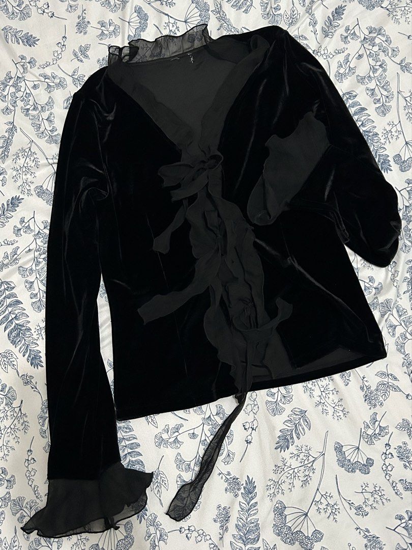 Velvet Longsleeve Top (Category: Longsleeves) located in Calamba. Submitted by thingsilovedd (Listing ID 1457366062, Image 1). Description: Size - Medium to Large Has loose fabric sa ruffles but not noticeable .