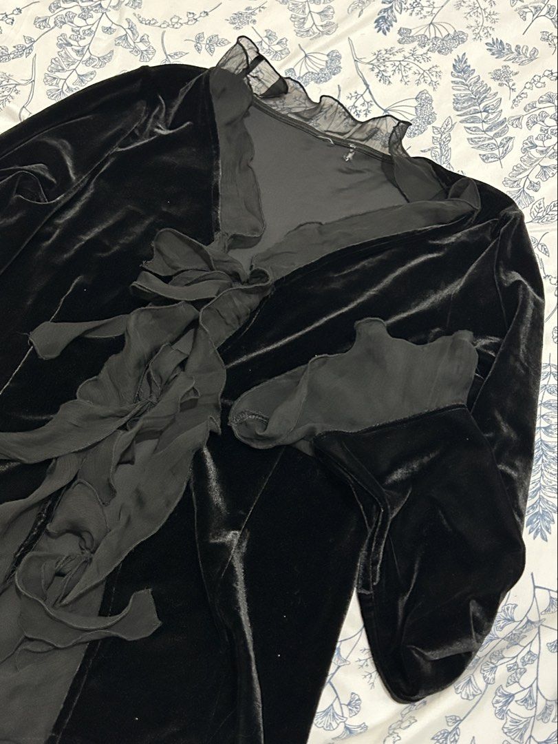 Velvet Longsleeve Top (Category: Longsleeves) located in Calamba. Submitted by thingsilovedd (Listing ID 1457366062, Image 2). Description: Size - Medium to Large Has loose fabric sa ruffles but not noticeable .