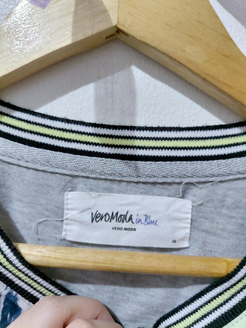 Vero Moda Abstract Print T-Shirt Top (Category: Shirts) located in Tarlac. Submitted by wornwardrobe (Listing ID 1457469349, Image 2). Description: Will also fit size S Kindly note: This item is currently not on-hand and will be shipped within 7–14 days. Message me to check the next available shipping date! Thank you!.