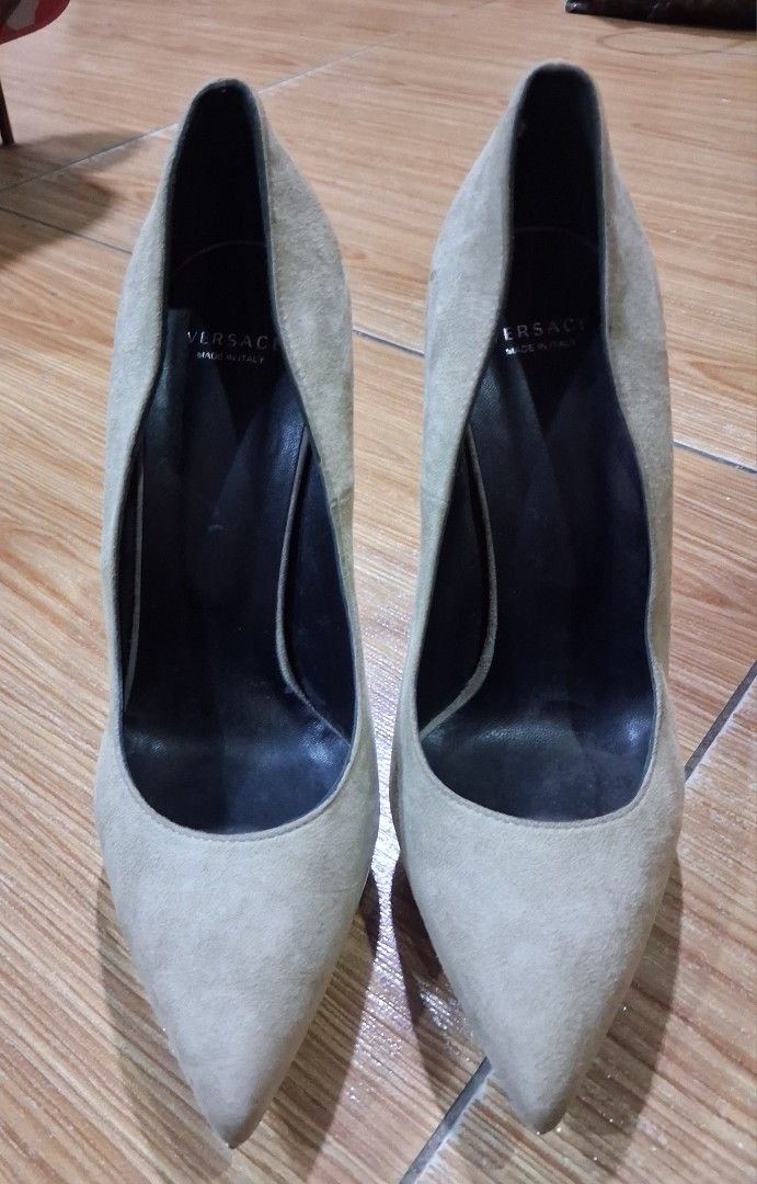 Versace sandal (Category: Sneakers & Footwear) located in Koronadal. Submitted by glads08089 (Listing ID 1457357710, Image 1). Description: Versace sandals size 37.5 12inch heels ang Ganda ang party pang rampa coded.