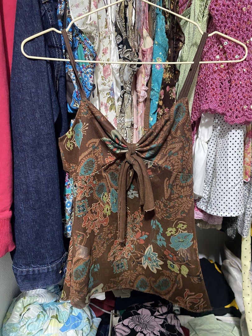 vintage (Category: Sleeveless) located in Manila. Submitted by declutterwithnini (Listing ID 1457412870, Image 1). Description: .