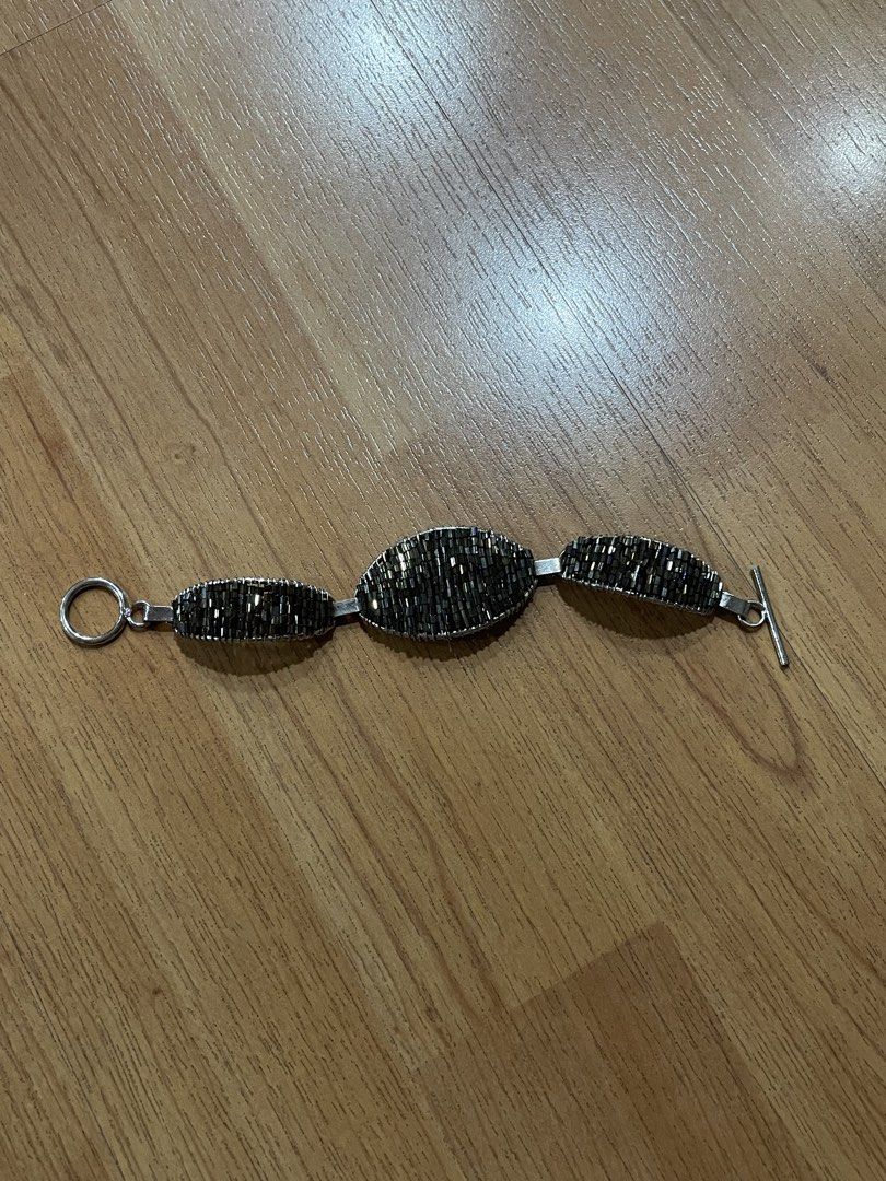 Vintage Black & Silver Glass Bugle Bead Oval Link Toggle Bracelet (Category: Bracelets) located in Quezon City. Submitted by snooop (Listing ID 1457463127, Image 1). Description: RFS: declutterring 〰️ cute & dainty european summer or classy bracelet 〰️ high quality and vintage Y2K bohemian chic look! perfect as a statement piece 〰️ no flaws.
