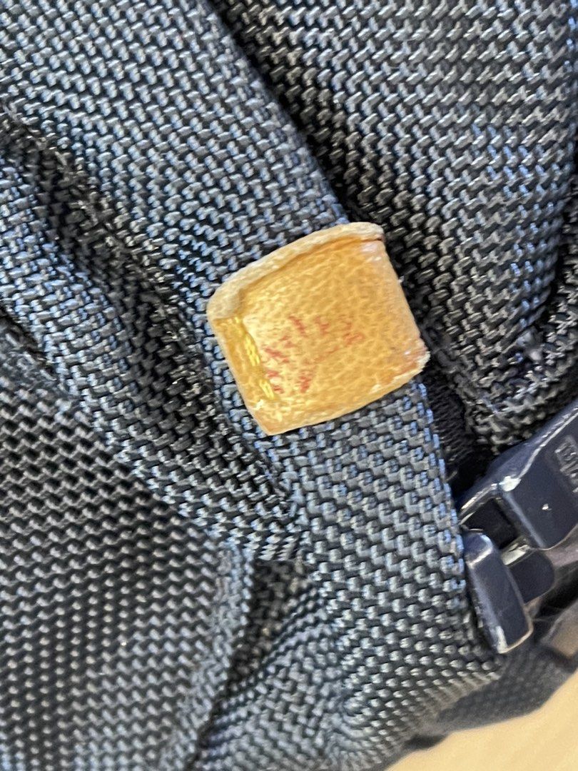 Visvim backpack （分類：背包）位於 Hong Kong。 由 aries666666 提交（商品編號 1457364882，圖片 8）。簡介： 買咗好耐，拉鍊側跟有披口。。