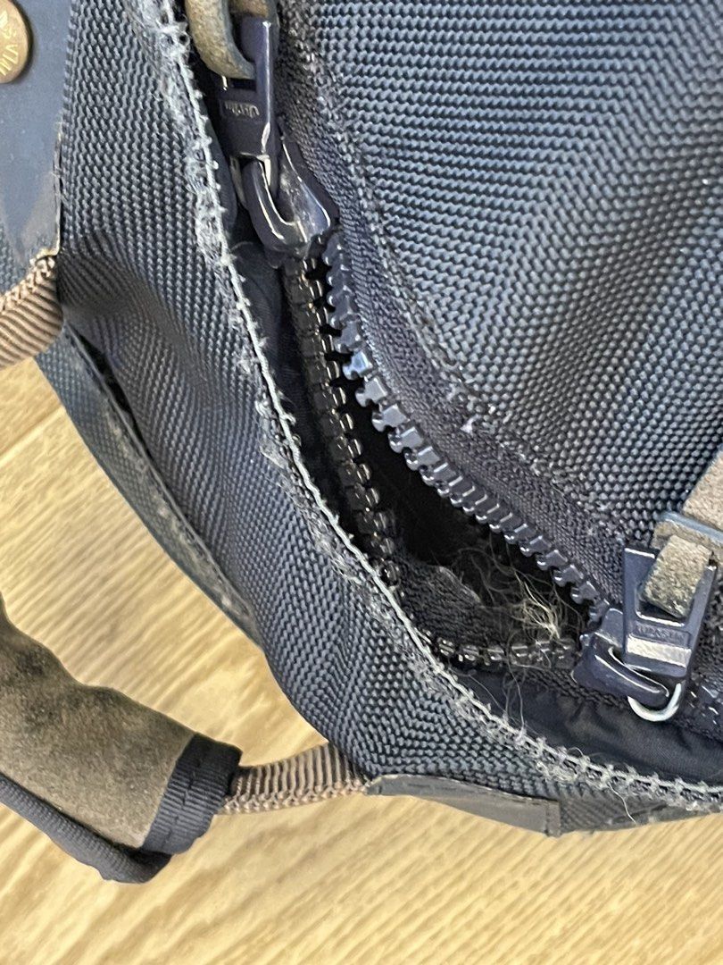 Visvim backpack （分類：背包）位於 Hong Kong。 由 aries666666 提交（商品編號 1457364882，圖片 3）。簡介： 買咗好耐，拉鍊側跟有披口。。