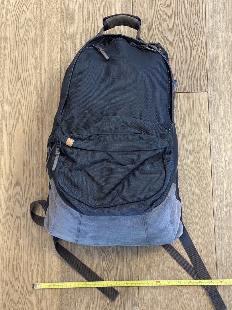 Visvim backpack （分類：背包）位於 Hong Kong。 由 aries666666 提交（商品編號 1457364882，圖片 2）。簡介： 買咗好耐，拉鍊側跟有披口。。