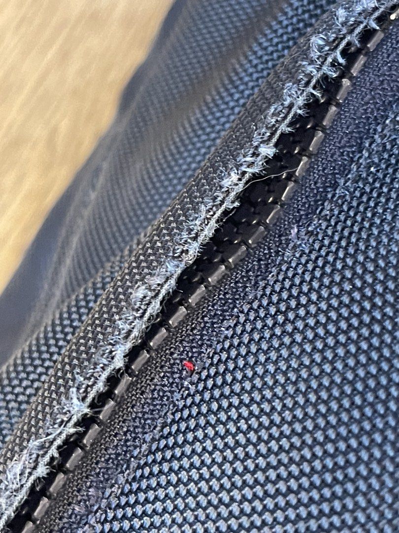 Visvim backpack （分類：背包）位於 Hong Kong。 由 aries666666 提交（商品編號 1457364882，圖片 6）。簡介： 買咗好耐，拉鍊側跟有披口。。