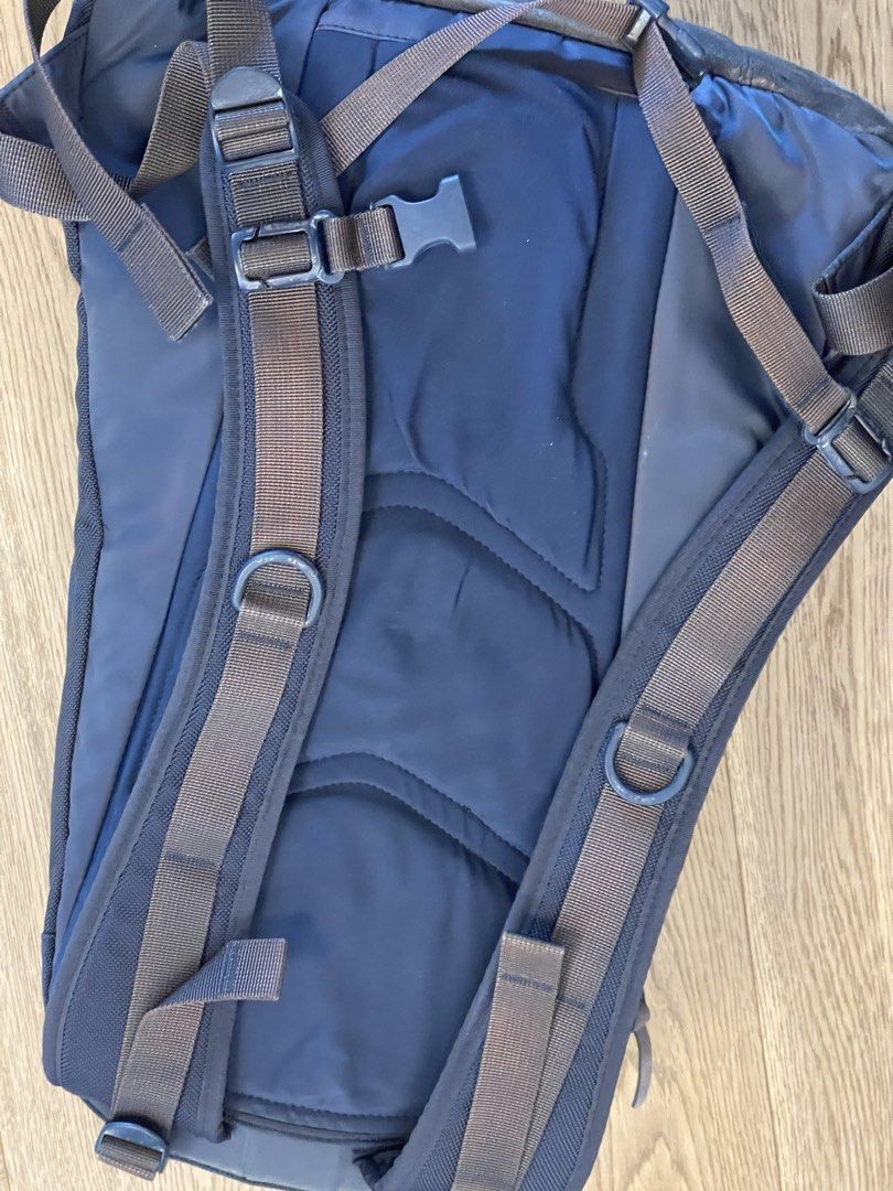 Visvim backpack （分類：背包）位於 Hong Kong。 由 aries666666 提交（商品編號 1457364882，圖片 9）。簡介： 買咗好耐，拉鍊側跟有披口。。