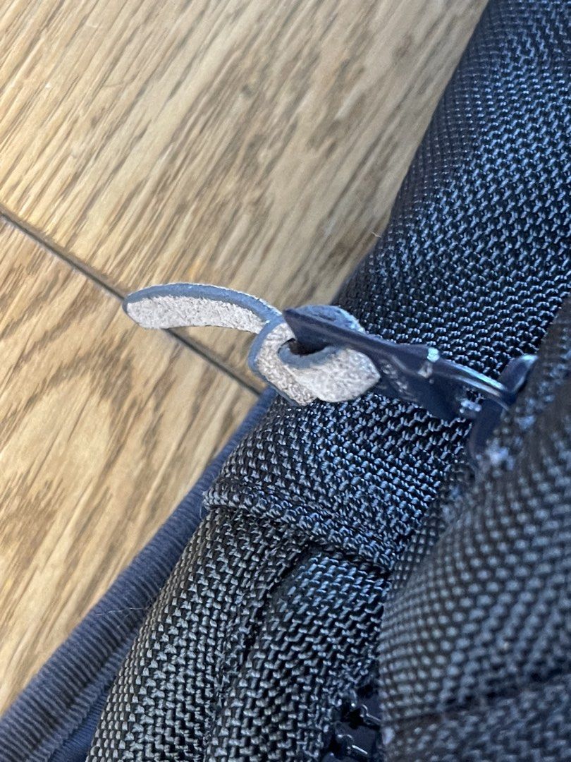Visvim backpack （分類：背包）位於 Hong Kong。 由 aries666666 提交（商品編號 1457364882，圖片 5）。簡介： 買咗好耐，拉鍊側跟有披口。。