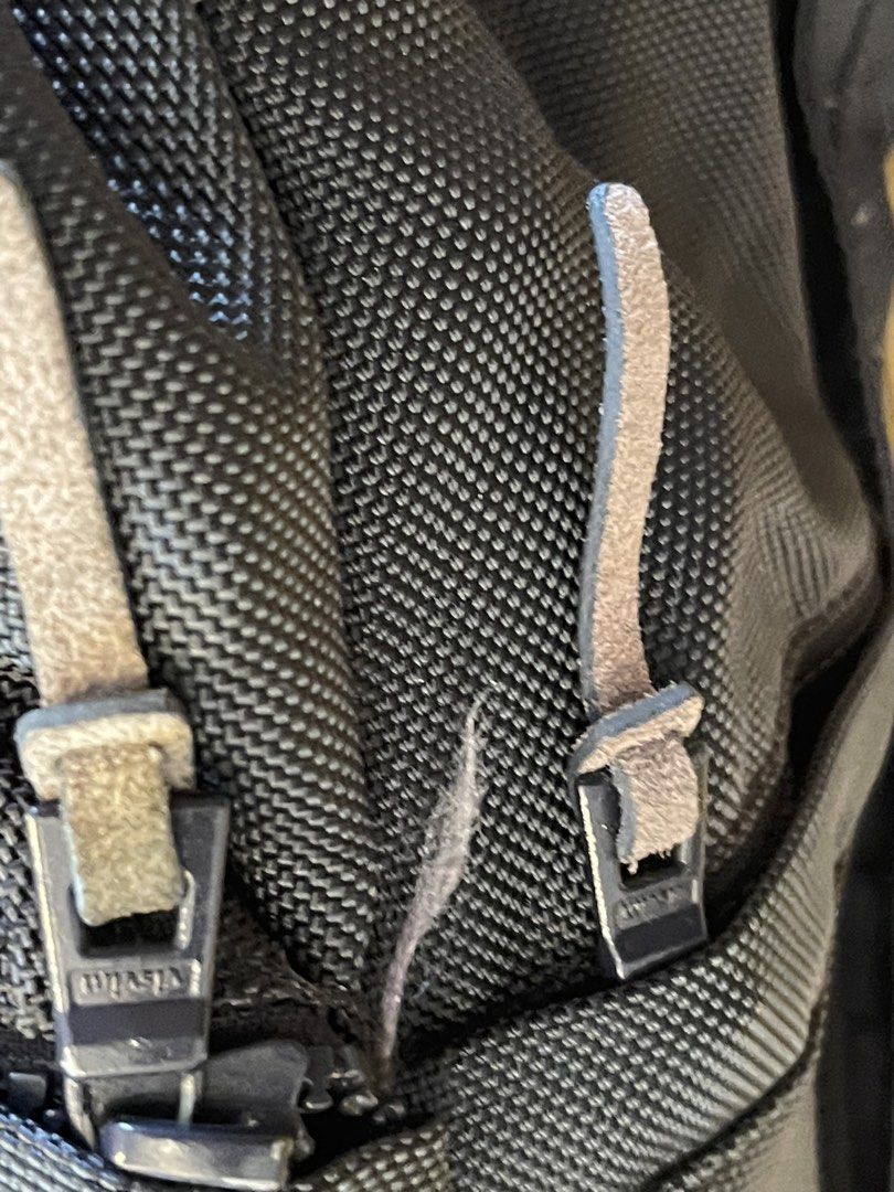 Visvim backpack （分類：背包）位於 Hong Kong。 由 aries666666 提交（商品編號 1457364882，圖片 7）。簡介： 買咗好耐，拉鍊側跟有披口。。