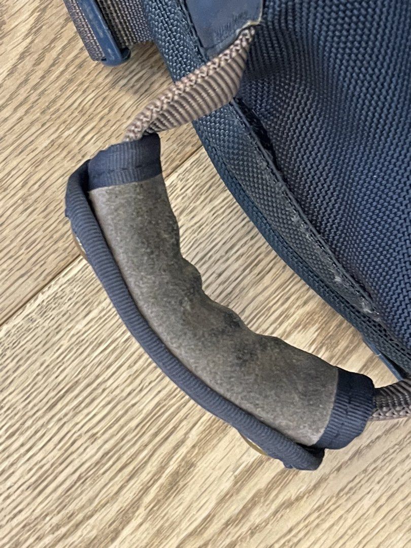 Visvim backpack （分類：背包）位於 Hong Kong。 由 aries666666 提交（商品編號 1457364882，圖片 4）。簡介： 買咗好耐，拉鍊側跟有披口。。