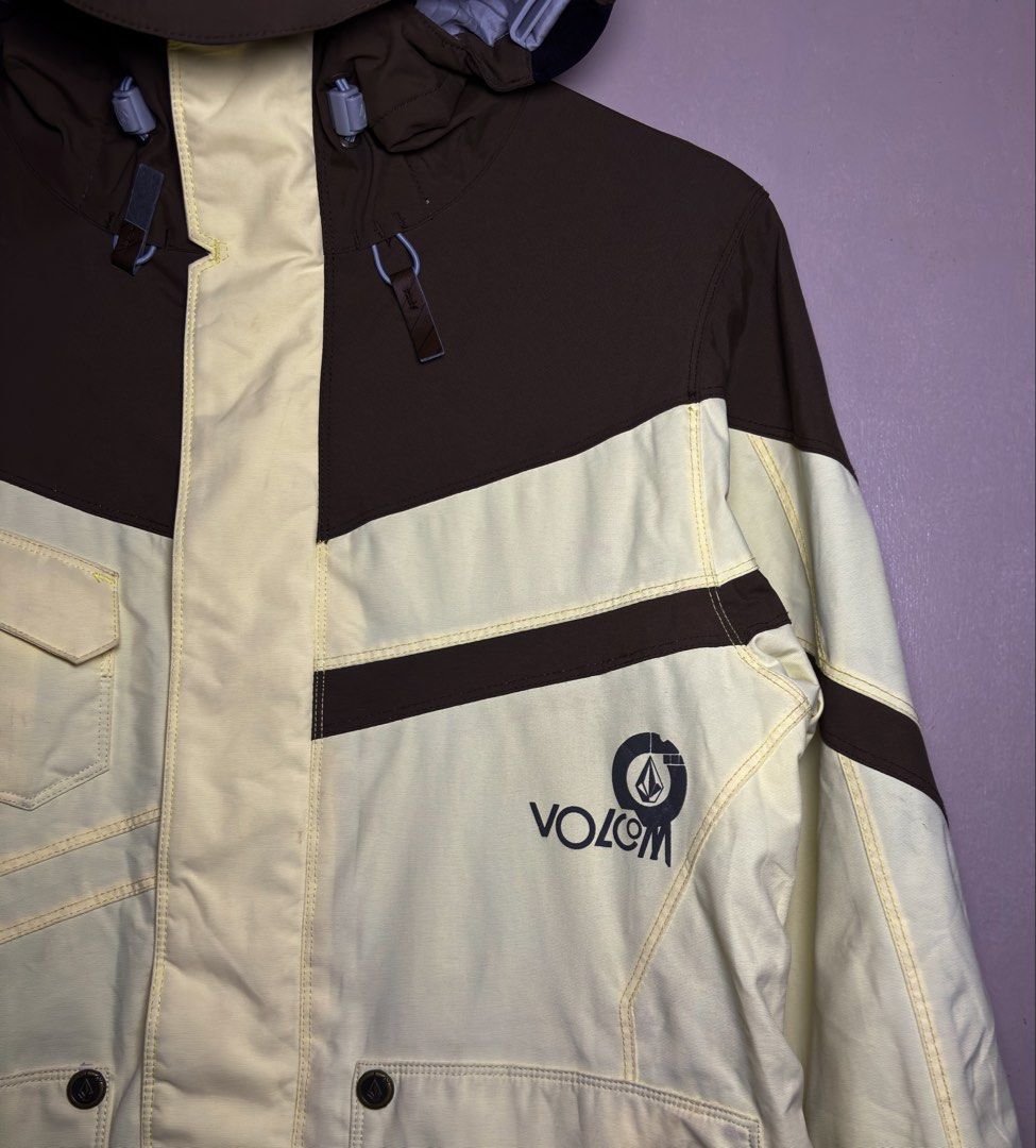 Volcom (Category: Coats, Jackets and Outerwear) located in Dumaguete. Submitted by delfinds (Listing ID 1457466240, Image 3). Description: Vintage Volcom snowboard jacket Volcom V-Line Science (Nimbus Series) Dimes: width 21.5 / length 27 Small on tag Excellent condition 9.8/10 color rate No issue Loc: Dumaguete City, Negros Oriental 📩📩📩.