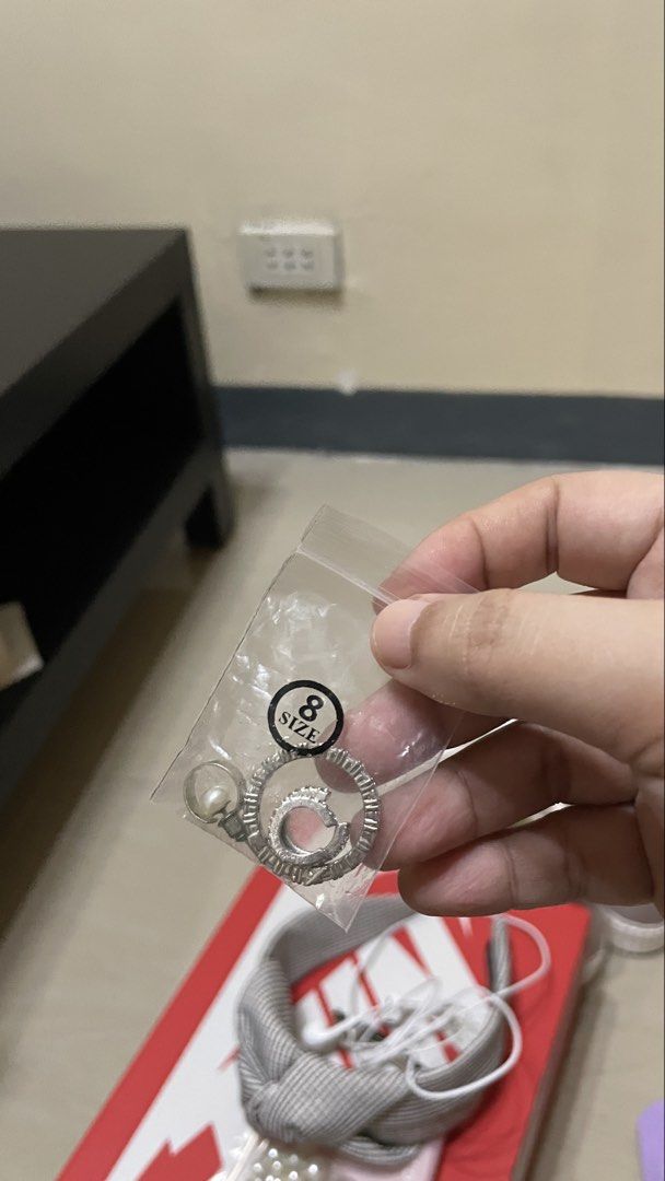 White Wired Earphones with Mic (Category: Earphones) located in Caloocan City. Submitted by kicilove (Listing ID 1457404545, Image 3). Description: - White wired earphones - FREEBIE PAG NAG BUY PO SA PANINDA KO SALAMAT.