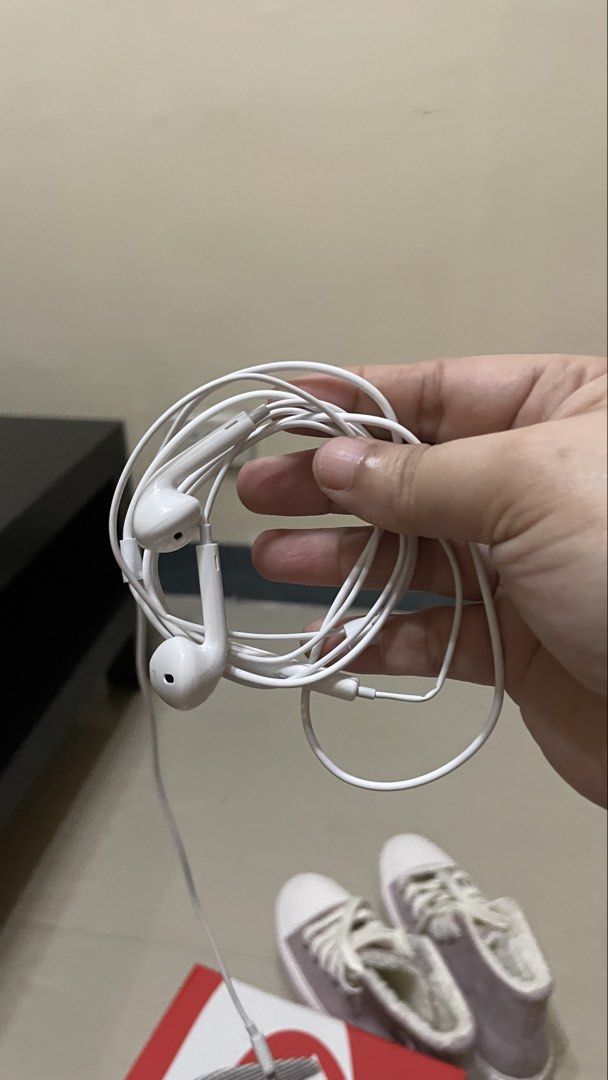 White Wired Earphones with Mic (Category: Earphones) located in Caloocan City. Submitted by kicilove (Listing ID 1457404545, Image 1). Description: - White wired earphones - FREEBIE PAG NAG BUY PO SA PANINDA KO SALAMAT.