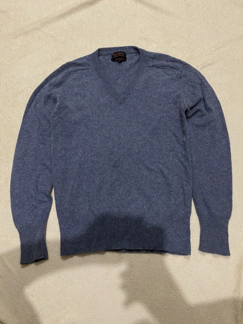 Ysl knitted sweater / 100 percent casmere (Category: Coats, Jackets and Outerwear) located in Tanza. Submitted by 9th.street.thrift (Listing ID 1457488228, Image 1). Description: Ysl sweter 100 percent casmere No issue M on tag 19.25.