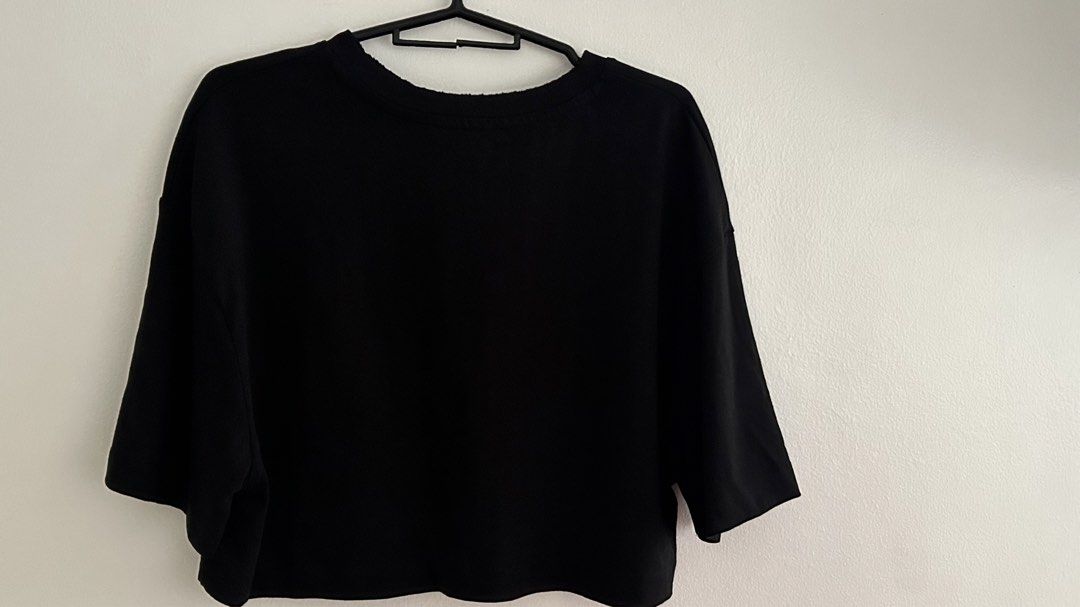 Zara crop top (Category: Blouses) located in Pasay City. Submitted by acocloset (Listing ID 1457368610, Image 3). Description: Brand new zara crop top Size small .