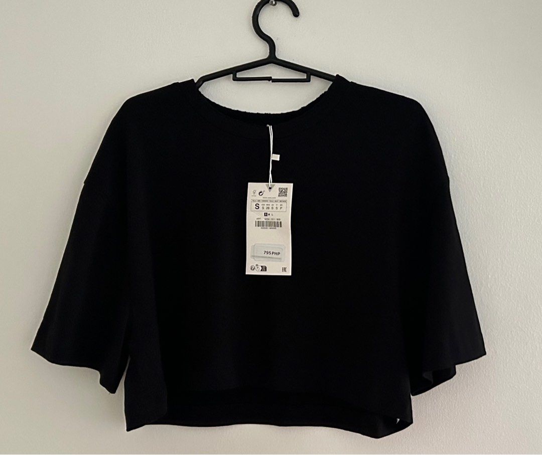 Zara crop top (Category: Blouses) located in Pasay City. Submitted by acocloset (Listing ID 1457368610, Image 1). Description: Brand new zara crop top Size small .