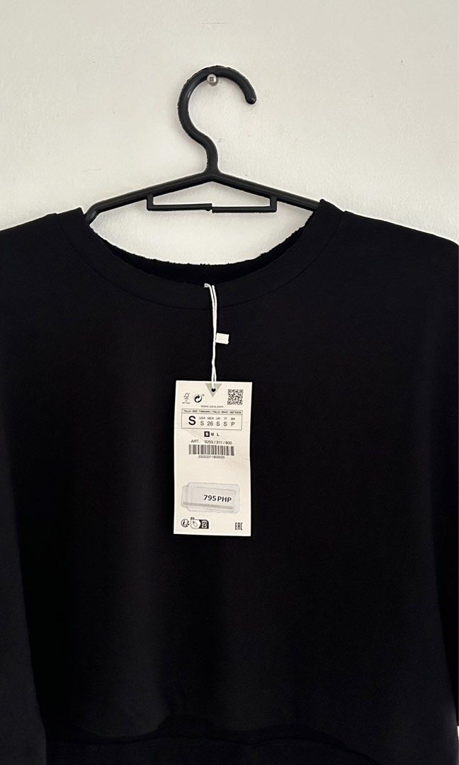 Zara crop top (Category: Blouses) located in Pasay City. Submitted by acocloset (Listing ID 1457368610, Image 2). Description: Brand new zara crop top Size small .