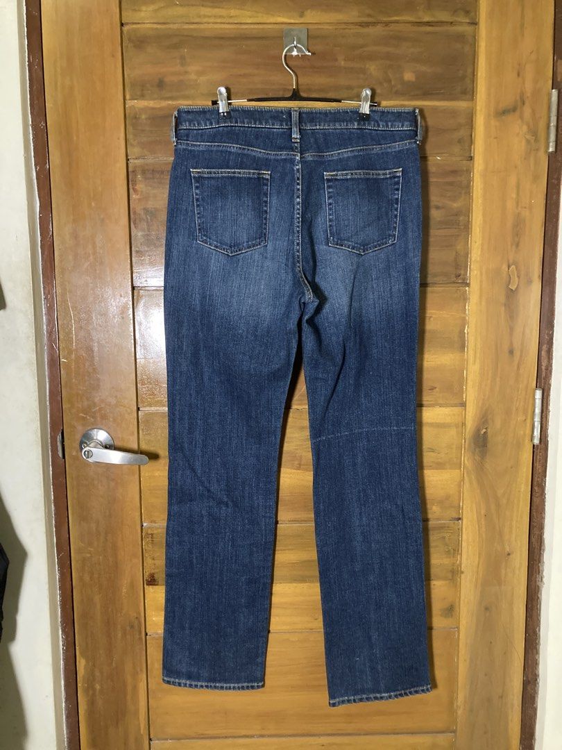 ₱10 + Shipping Fee. (Category: Jeans) located in Batangas. Submitted by declutteringvon (Listing ID 1457663699, Image 2). Description: Classic straight fit, fits 32-33 waist, barely used, declutter..