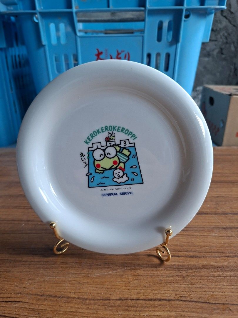 1990s Sanrio Keroppi Ceramic Small Plate (Category: Dinnerware & Cutlery) located in Consolacion. Submitted by luxekerei (Listing ID 1457574342, Image 1). Description: - vintage 1990s Sanrio Keroppi ceramic promotional plate featuring a bathtub graphic and a "General Sekiyu" (General Petroleum) corporate branding logo from 1992..