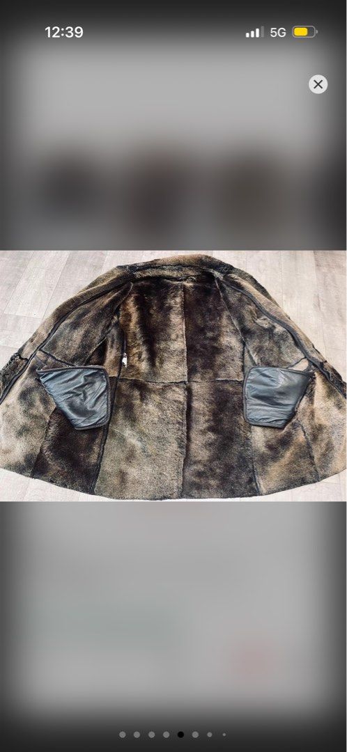 男裝羊毛內襯皮褸 （分類：外套及戶外衣服）位於 Hong Kong。 由 healll 提交（商品編號 1457553109，圖片 3）。簡介： 呢件皮褸內襯羊毛，好保暖。外面係皮面，有啲復古感。有兩個側袋，前面有鈕扣。適合秋冬天著，出街或者旅行都得。kiton。